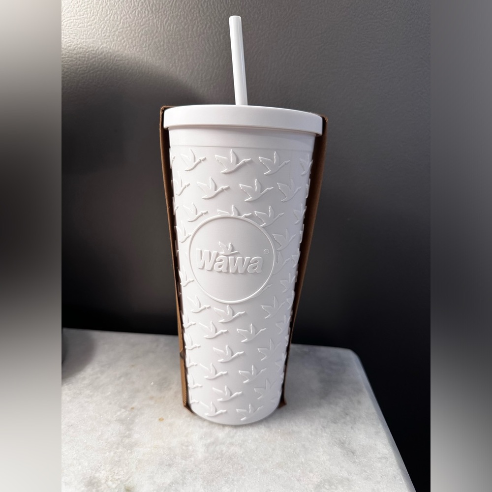 WAWA Limited Edition GOOSE GRIP & Brand New WAWA 22oz Tumbler - White